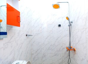 Shower, towels, soap, toilet paper - Residence Haziel (Cotonou)