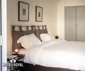 デラックス ダブルルーム | 高級寝具、羽毛の掛け布団、デスク、ノートパソコン用作業スペース