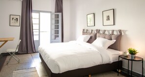 Quarto casal | Roupas de cama premium, edredons de pluma, escrivaninha