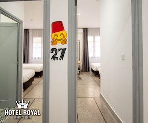 Quarto duplo | Roupas de cama premium, edredons de pluma, escrivaninha