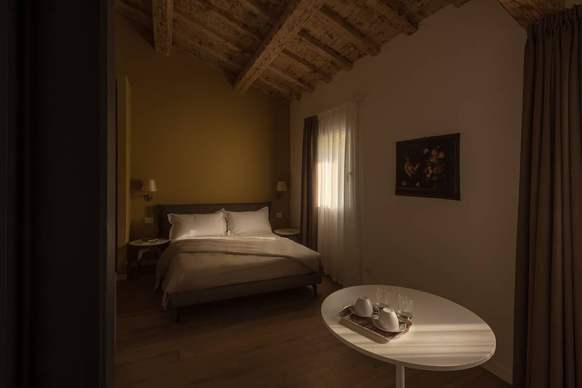 Junior-sviitti, näköala puutarhaan (Nogara) | Ylelliset vuodevaatteet, untuvapeitot, memory foam -patjalliset sängyt