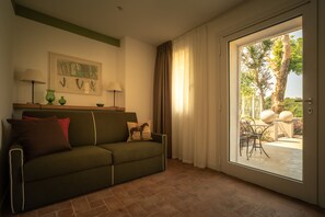 Suite familiar, baño privado, vistas al jardín | Salón