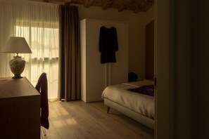 Suite superior, baño privado, vistas al patio | Ropa de cama de alta calidad y edredones de plumas