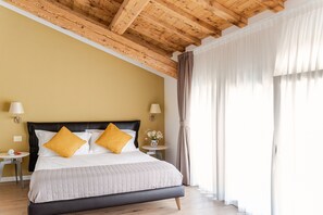 Suite superior, baño privado, vistas al patio | Ropa de cama de alta calidad y edredones de plumas