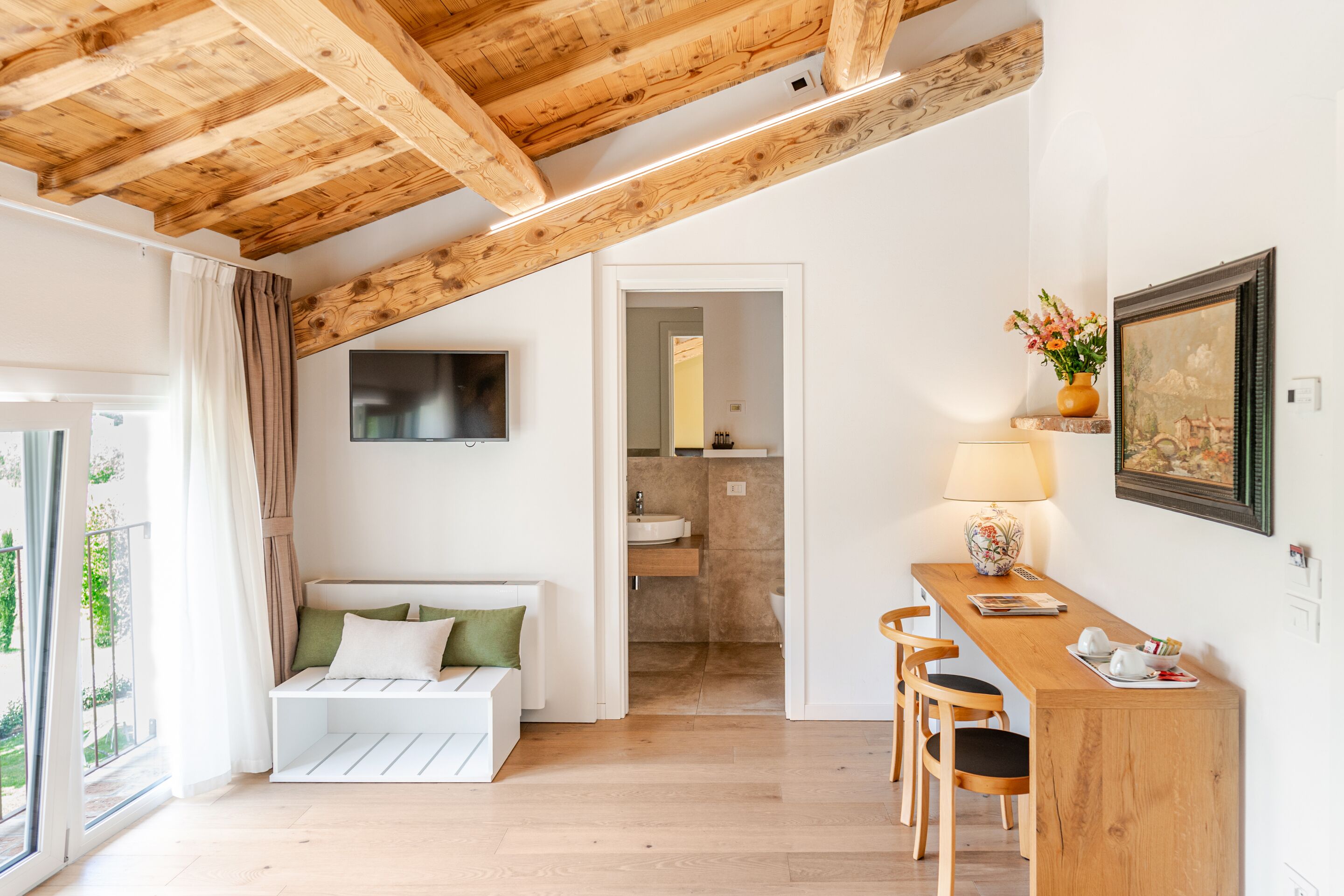 Suite Superior, bagno in camera, vista cortile | Biancheria da letto di alta qualità, copriletto in piuma