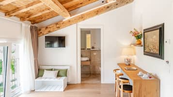 Suite Superior, bagno in camera, vista cortile | Biancheria da letto di alta qualità, copriletto in piuma
