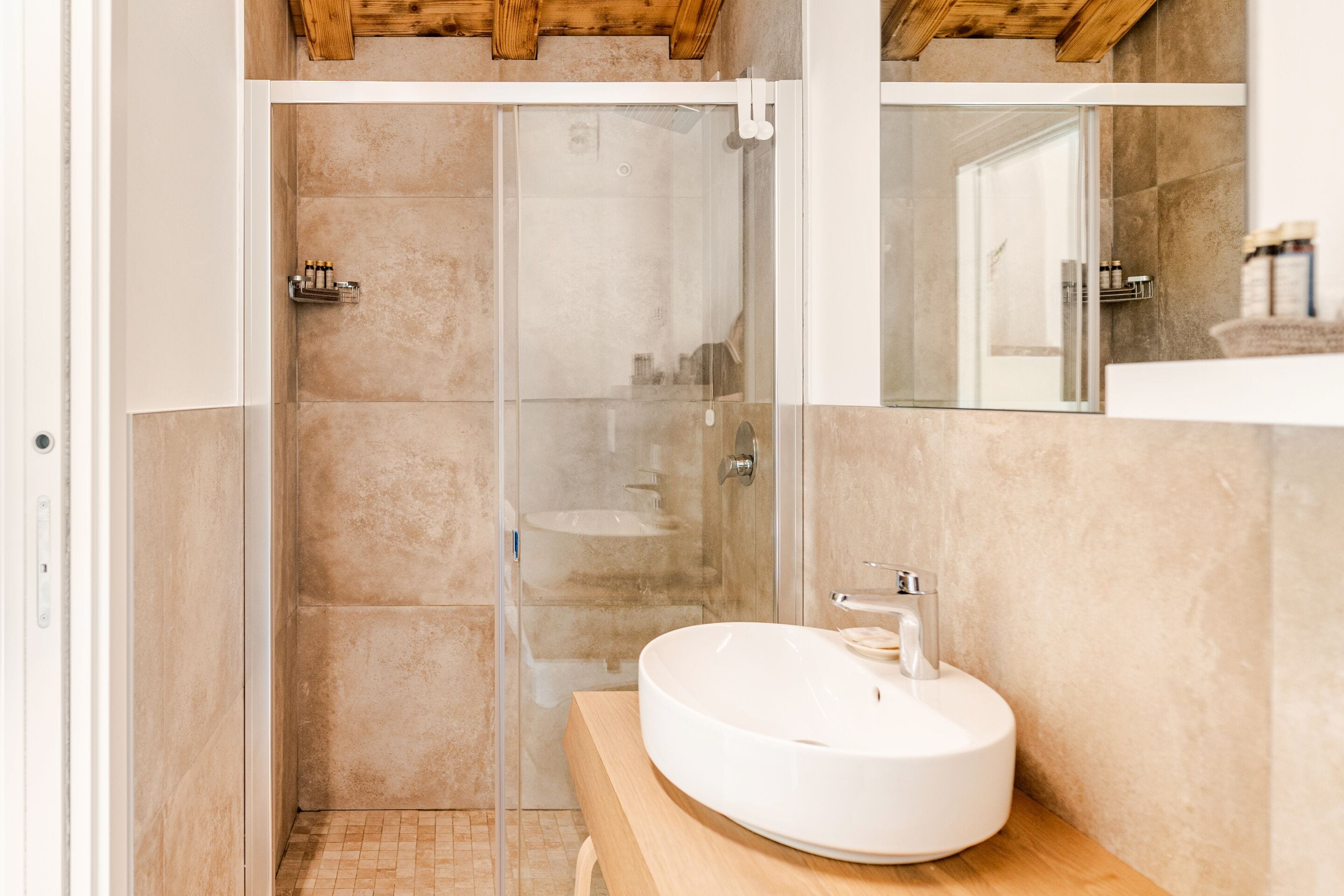 Suite superior, baño privado, vistas al patio | Baño | Ducha y cabezal de ducha tipo lluvia