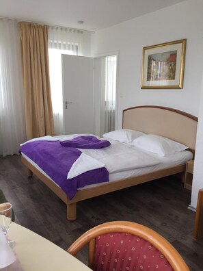 Tallelokero huoneessa, ilmainen Wi-Fi, vuodevaatteet