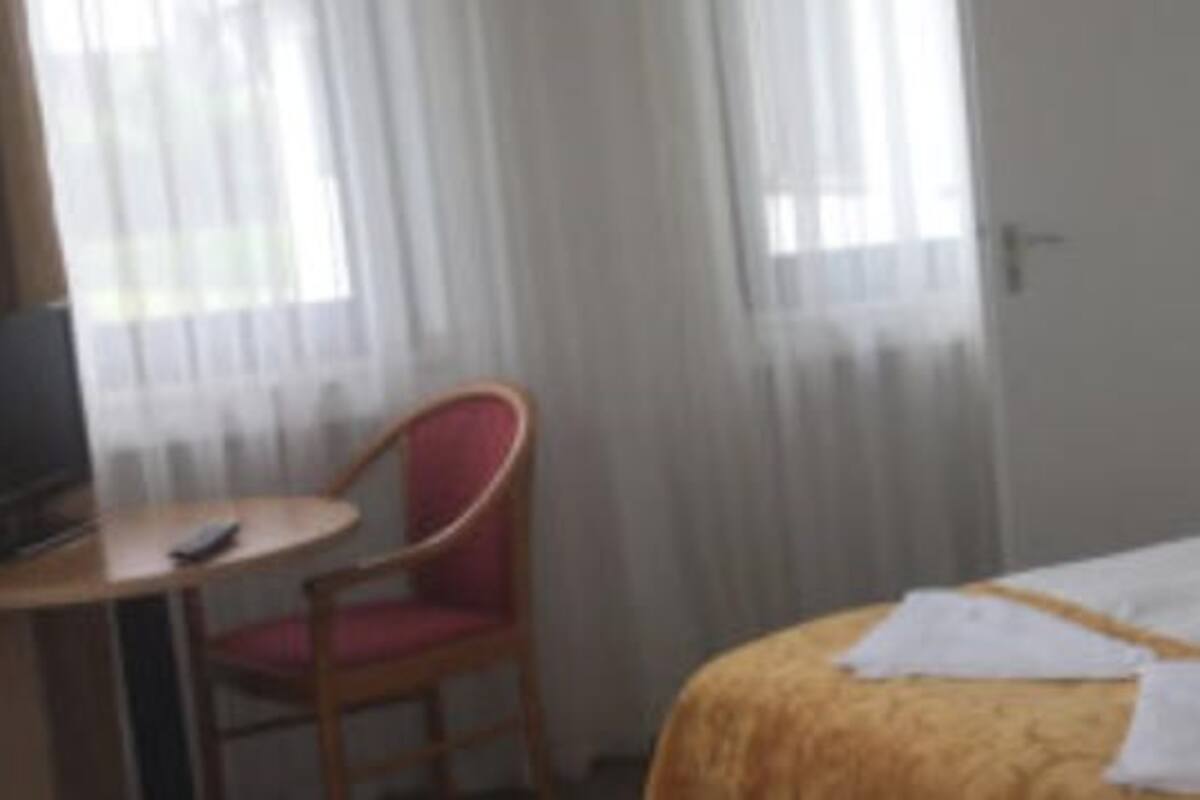 In-room safe, free WiFi, bed sheets