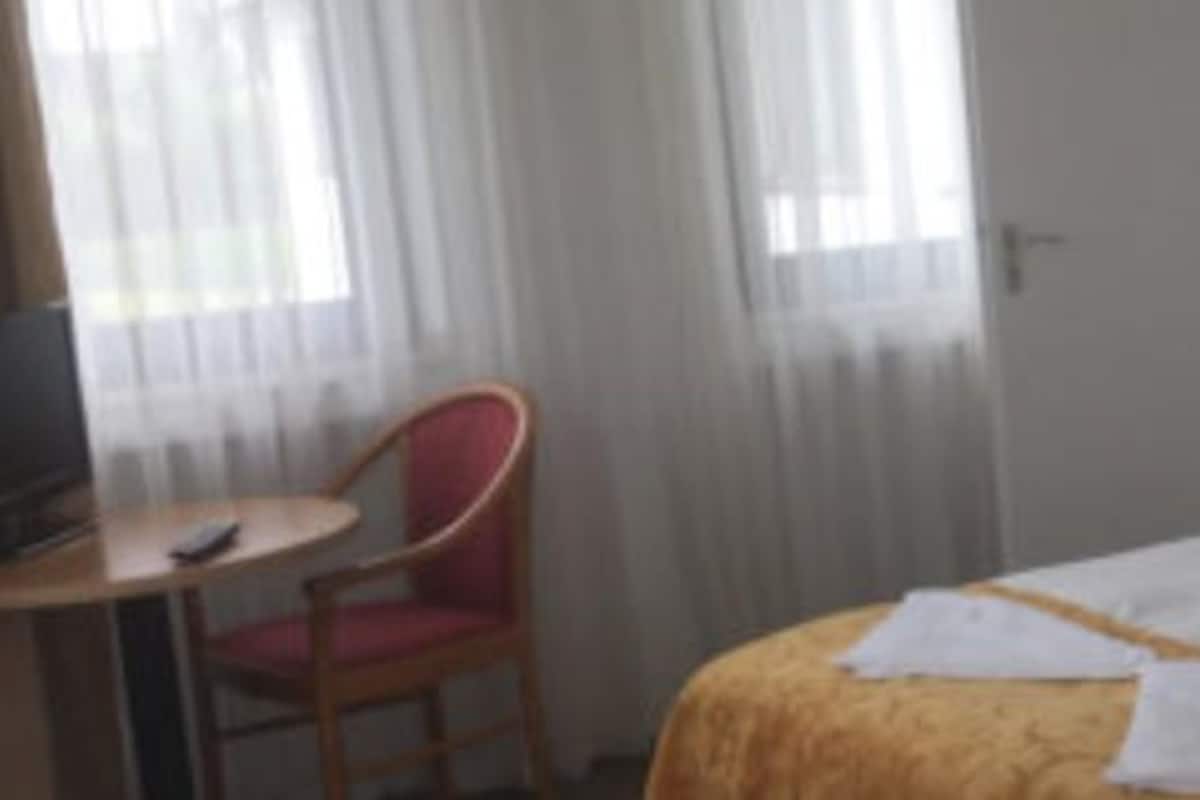 In-room safe, free WiFi, bed sheets