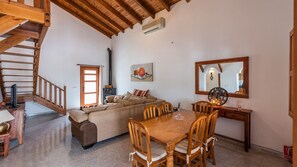 Televisión y chimenea 