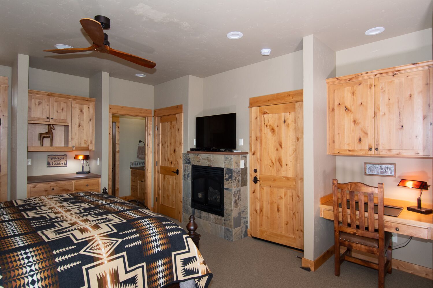 Family Friendly, luxurious cabin on the golf course