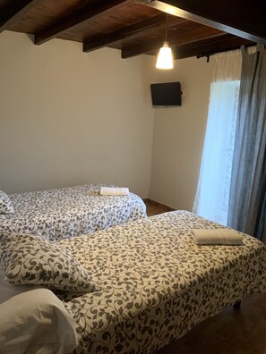 Chambre avec lits jumeaux, salle de bains commune