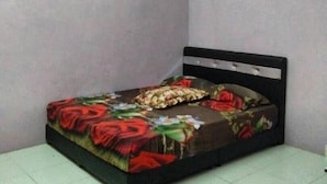 A small, single-bed room with a plain wall and a window. - Homestay Haji Ismail 5 bedrooms 2 Aircond (Kota Bharu)