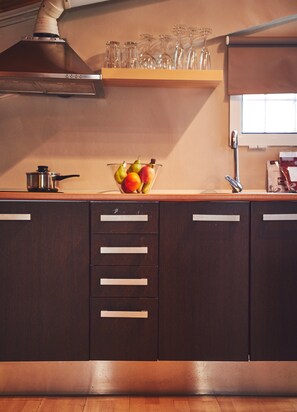Appartement, 1 chambre | Cuisine privée | Grand réfrigérateur, micro-ondes, four, plaque de cuisson