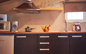 Refrigerador con freezer, microondas, horno, placa de cocina