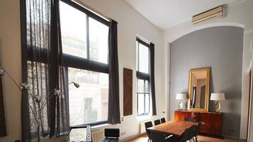 Apartment, 3 Schlafzimmer | Wohnbereich | Flachbildfernseher