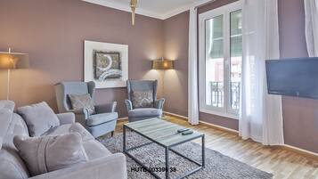 Apartamento City, 3 habitaciones | Sala de estar | Una televisión de pantalla plana