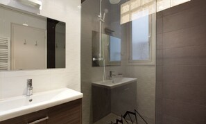 City Apartment, 3 Bedrooms | Bathroom | Shower, hair dryer, towels, toilet paper - Alcam Classic Urgell (Barcelona)