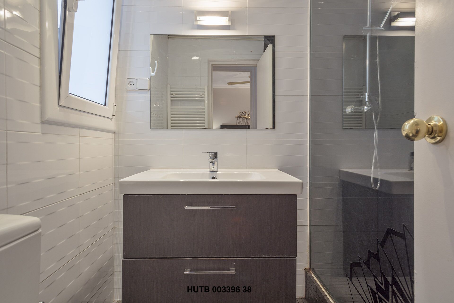 City Apartment, 3 Bedrooms | Bathroom | Shower, hair dryer, towels, toilet paper