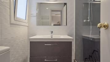 City Apartment, 3 Bedrooms | Bathroom | Shower, hair dryer, towels, toilet paper
