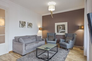City Apartment, 3 Bedrooms | Living room | Flat-screen TV - Alcam Classic Urgell (Barcelona)