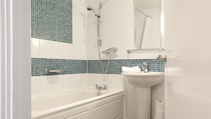 Apartment, 1 Bedroom | Kemudahan bilik mandi | Gabungan pancuran/tab mandi, kelengkapan dandanan diri percuma 