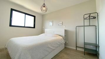 4 habitaciones, escritorio, tabla de planchar con plancha y wifi