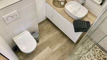 Bañera, secador de pelo, toallas