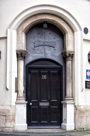 Vista frontal de la propiedad