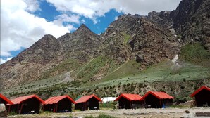 Un paysage montagneux parsemé de chalets aux toits rouges.