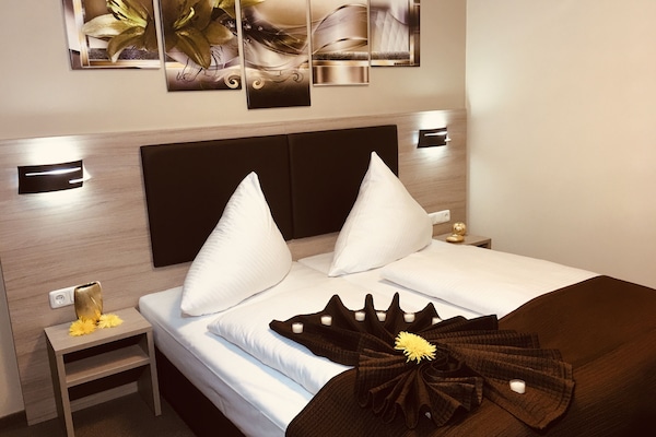 Escritorio, sistema de insonorización, wifi gratis y ropa de cama