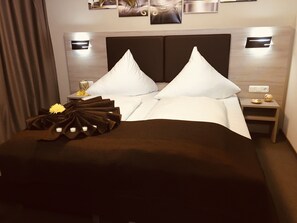 Family Quadruple Room | Desk, soundproofing, free WiFi, bed sheets - Hotel Glinde (Glinde)