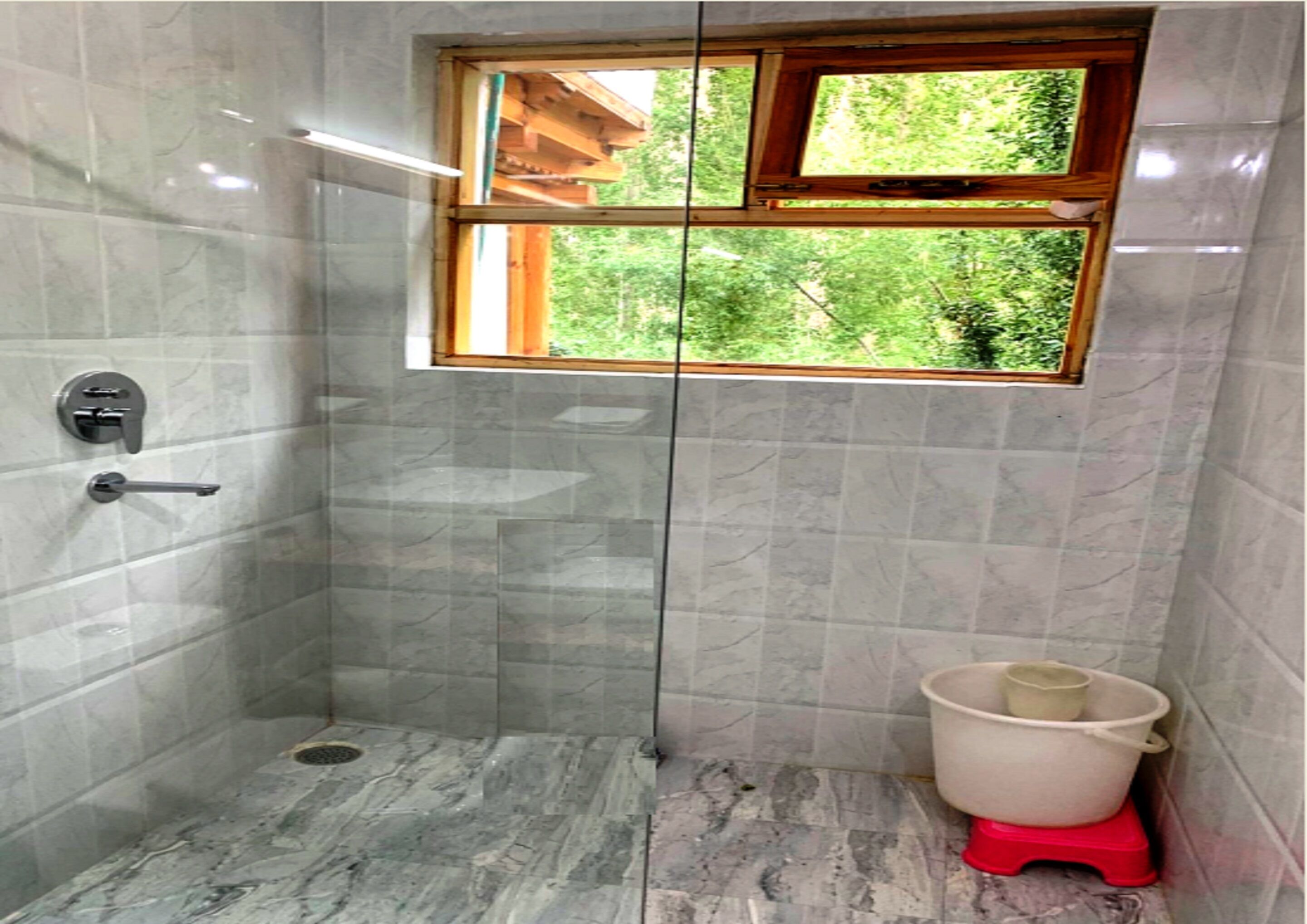 Ducha, artículos de tocador gratuitos, toallas, jabón