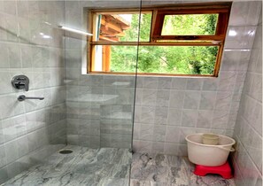 Habitación Premium doble | Baño | Ducha, artículos de higiene personal gratuitos, toallas y jabón