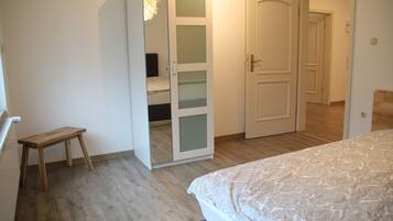 3 Schlafzimmer, Schreibtisch, Bügeleisen/Bügelbrett, kostenloses WLAN