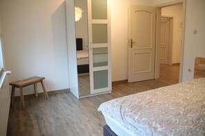 3 bedrooms, desk, iron/ironing board, free WiFi