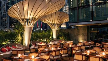 4 restaurants servant le petit déjeuner, spécialités Cuisine japonaise