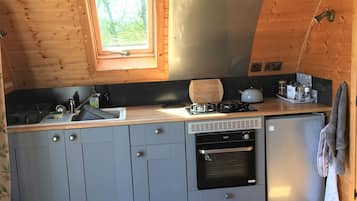 Refrigerador, horno, parrilla de estufa y tetera eléctrica