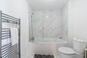 Classic Apartment | Bathroom | Combined shower/bathtub, free toiletries, hair dryer, towels - Stowe Suite by Rehoboth - Abbey Wood (London)
