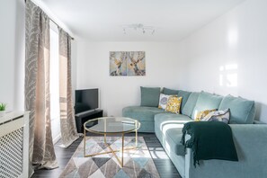 Classic Apartment | Living room | 42-inch flat-screen TV with digital channels, Smart TV, Netflix - Stowe Suite by Rehoboth - Abbey Wood (London)