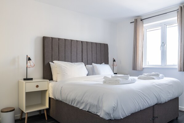 Classic Apartment | 2 bedrooms, Egyptian cotton sheets, premium bedding - Stowe Suite by Rehoboth - Abbey Wood (London)