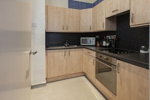 Căn hộ, 2 phòng ngủ | Bếp riêng | Tủ lạnh, lò vi sóng, lò nướng, bếp nấu 
