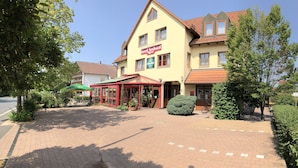 A two-story building with a sign reading "Hotel Seedach." - Hotel Seebach (Grossenseebach)
