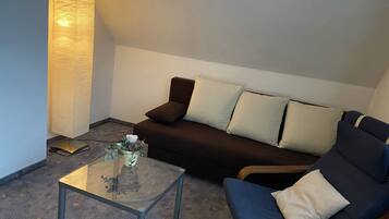 Business-Doppel- oder -Zweibettzimmer | Wohnbereich | LED-Fernseher