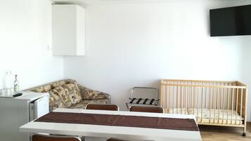 Familienzimmer, Balkon | Daunenbettdecken, Schreibtisch, Verdunkelungsvorhänge