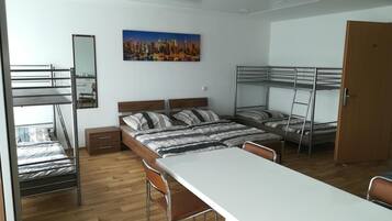 Familienzimmer, Balkon | Daunenbettdecken, Schreibtisch, Verdunkelungsvorhänge