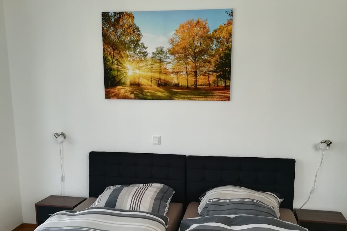 Donzen dekbedden, een bureau, verduisterende gordijnen