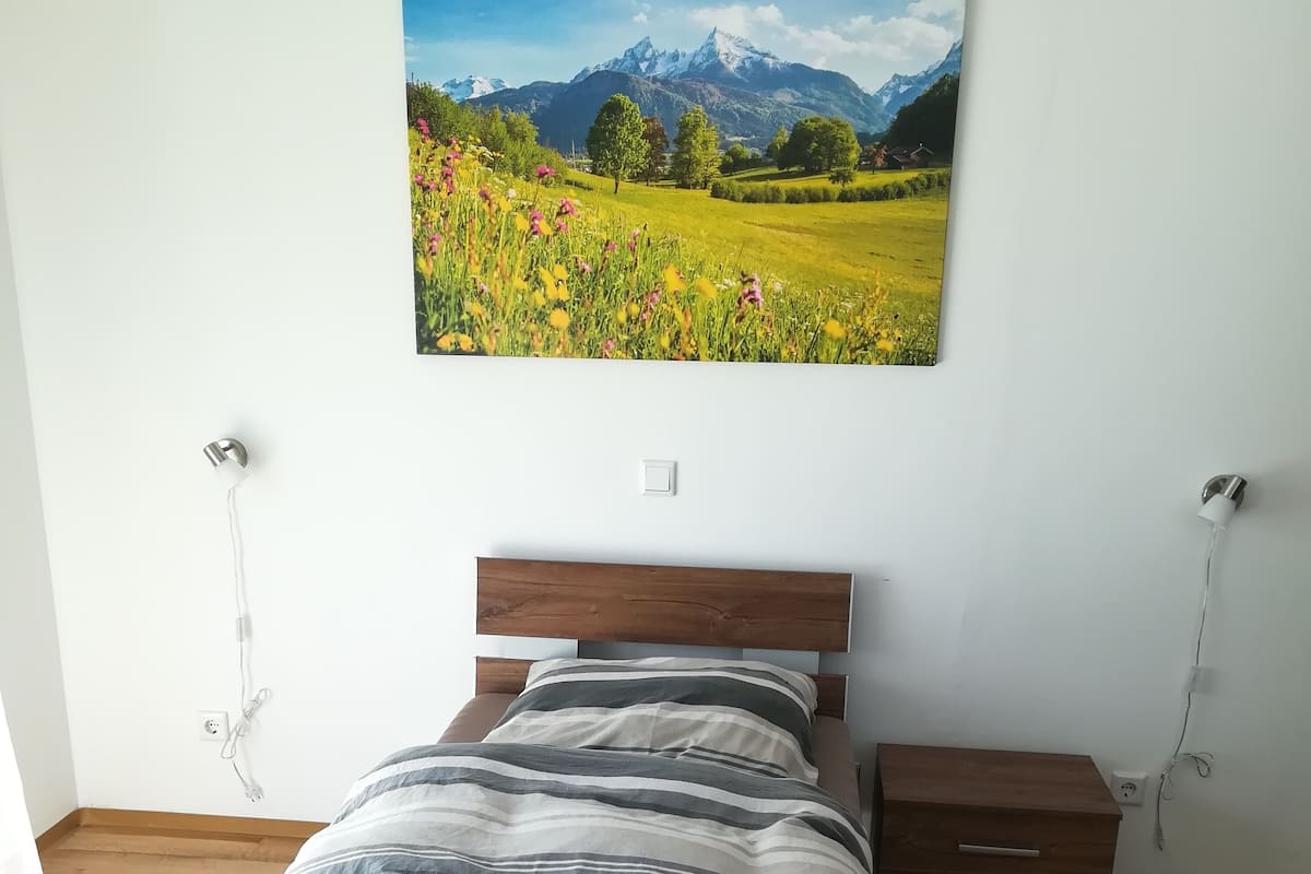 Eenpersoonskamer, balkon | Donzen dekbedden, een bureau, verduisterende gordijnen