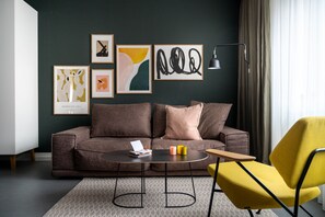 Comfort-Studio (Nest) | Wohnzimmer | 43-Zoll-Fernseher mit Kabelempfang, Netflix, Streaming-Dienste